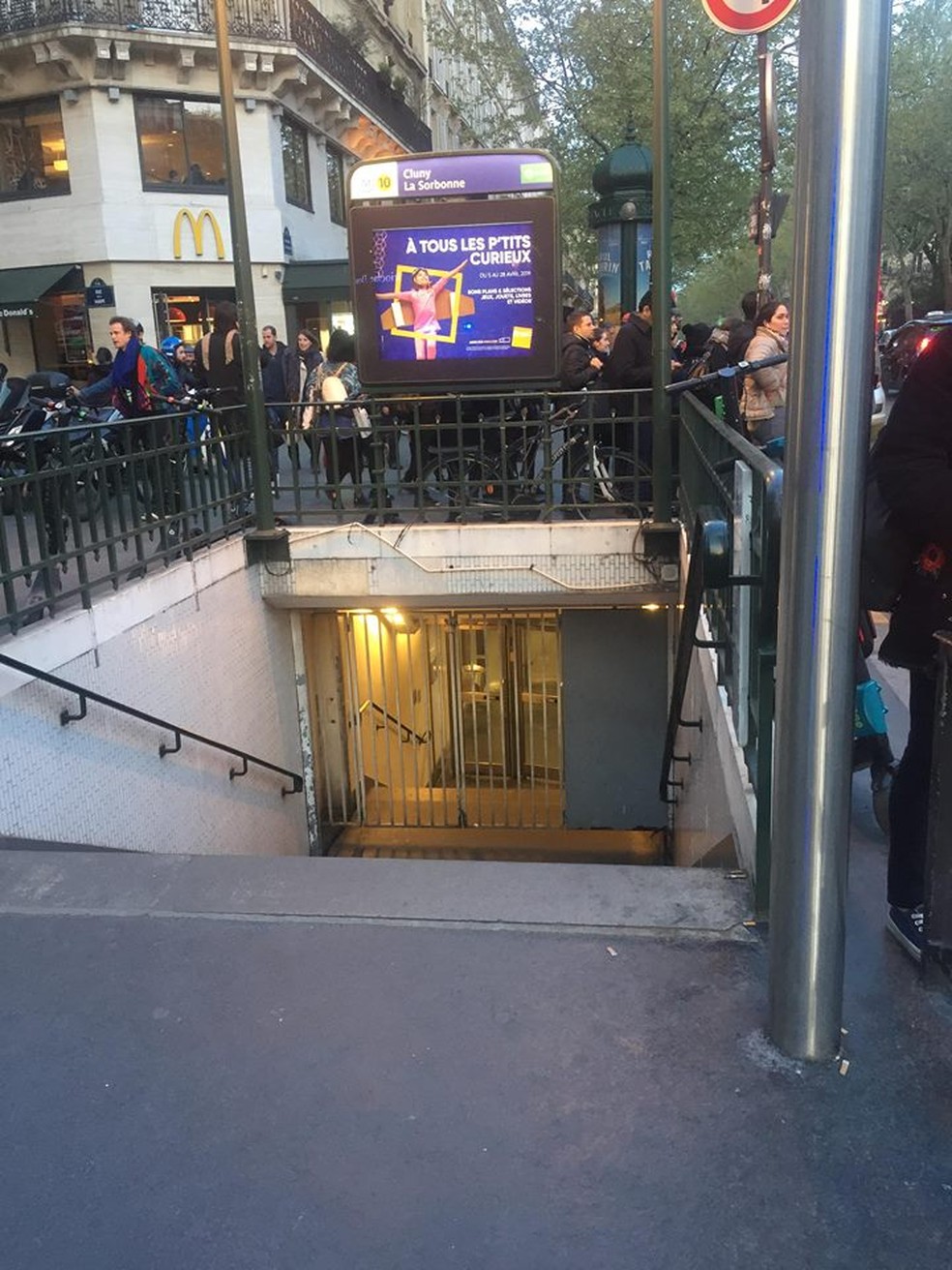 Estação do metrô Cluny-La Sorbonne, próximo à Catedral Notre-Dame, ficou fechada durante as operações de combate ao incêndio — Foto: Nadia Batista/Arquivo pessoal