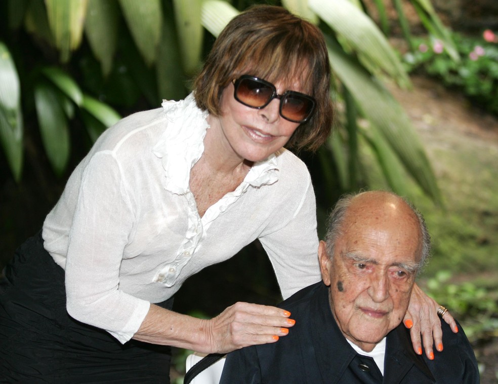 A jornalista e colunista Danuza Leão abraça o arquiteto Oscar Niemeyer durante comemoração dos 100 anos de vida dele, na casa das Canoas, em São Conrado, zona sul do Rio de Janeiro, em dezembro de 2007 — Foto: Wilton Junior/Estadão Conteúdo/Arquivo