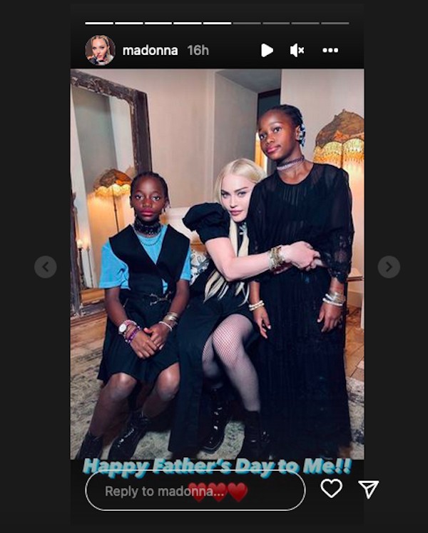 Madonna com as filhas mais novas em post do Dia dos Pais (Foto: Instagram)