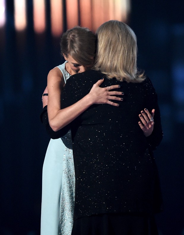 Taylor Swift e a mãe, Andrea Finlay (Foto: Getty Images)