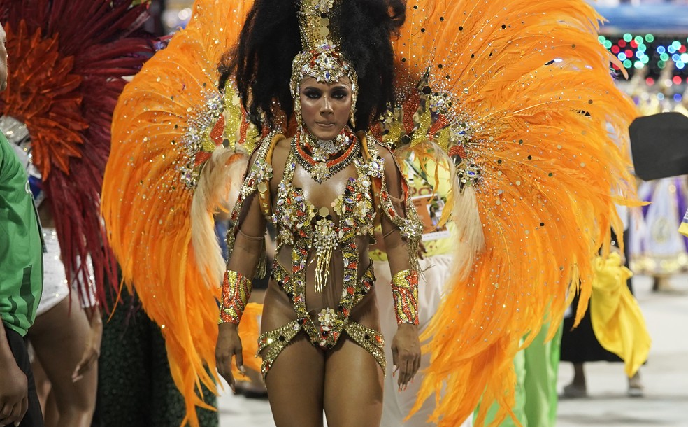 Mayara Lima, princesa do Paraíso do Tuiuti, chega atrasada ao desfile — Foto: Marcos Serra Lima/g1