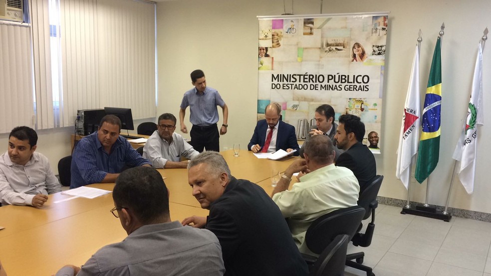 Representantes e prefeitos estiveram na sede do MP em Montes Claros (Foto: Juliana Peixoto/ Inter TV)