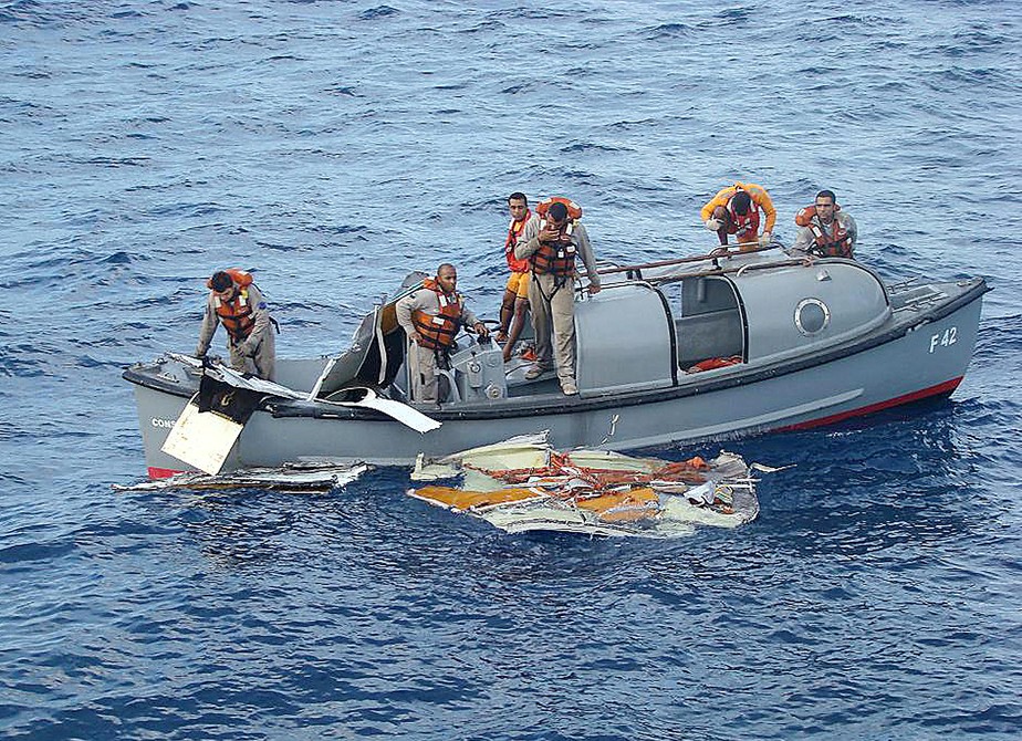 Tripulantes da Fragata Brasileira Constituição recuperam, em 7 de junho de 2009, destroços do voo 447 da Air France, que caiu no Oceano Atlântico em 1º de junho daquele ano