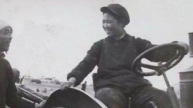 Liang Jun iniciou seu caminho como motorista de trator quando tinha apenas 18 anos (Foto: WEIBO, via BBC News Brasil)