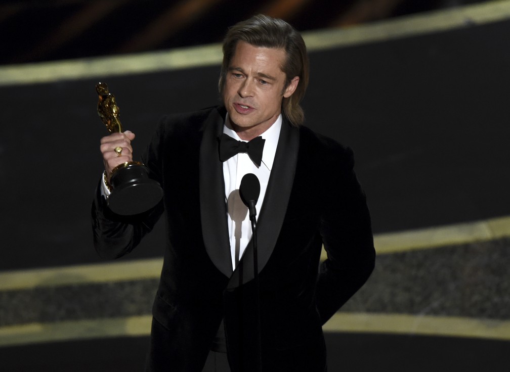 Brad Pitt durante o Oscar 2020 — Foto: Chris Pizzello/AP