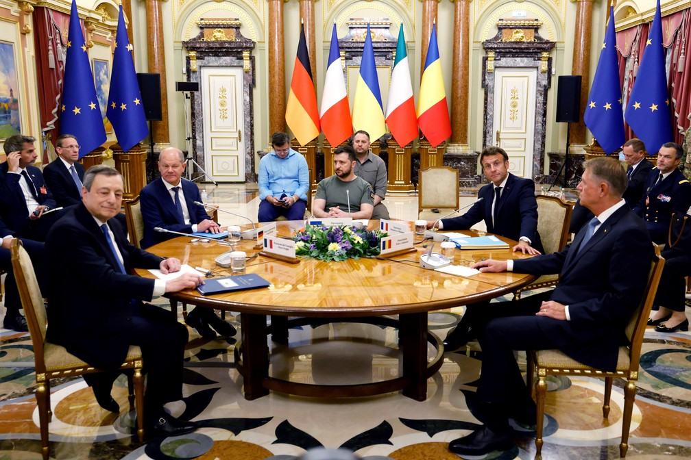 L&iacute;deres europeus se re&uacute;nem no Pal&aacute;cio Mariinsky, em Kiev. &mdash; Foto: ASSOCIATED PRESS