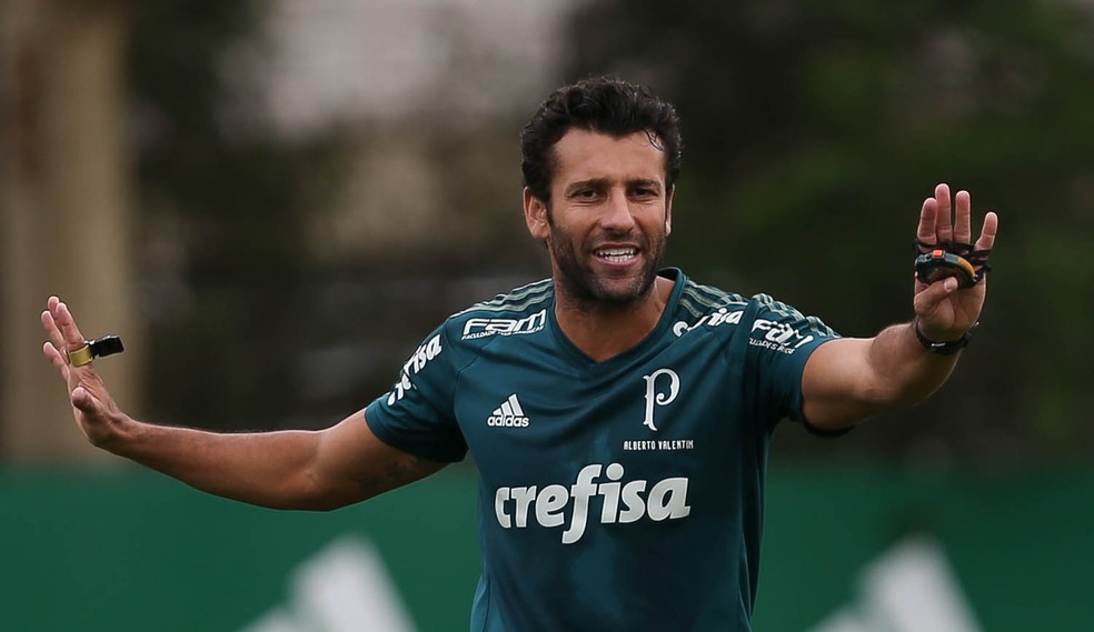 Valentim diz estar pronto para ser técnico, mas evita falar de futuro no Palmeiras