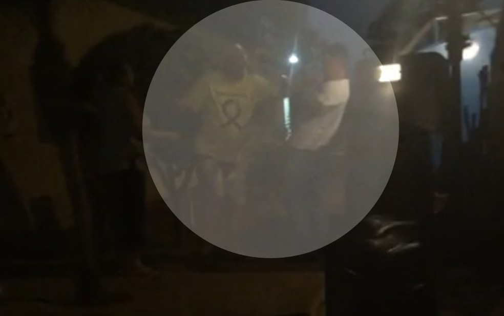 Prefeito de Jussara foi filmado esfaqueando vizinho durante discussão por fossa — Foto: Reprodução/TV Anhanguera