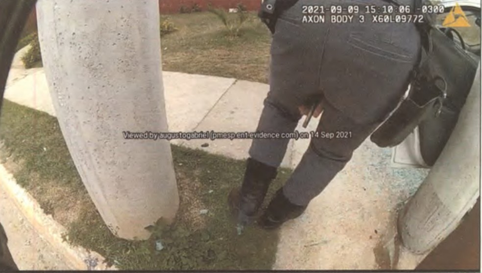 Imagem mostra momento em que policial coloca arma no vão da perna para adulterar a cena — Foto: Reprodução/Corregedoria da Polícia Militar