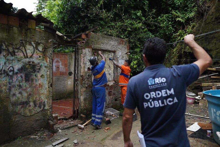 Operários da prefeitura derrubam construção irregular na Rocinha