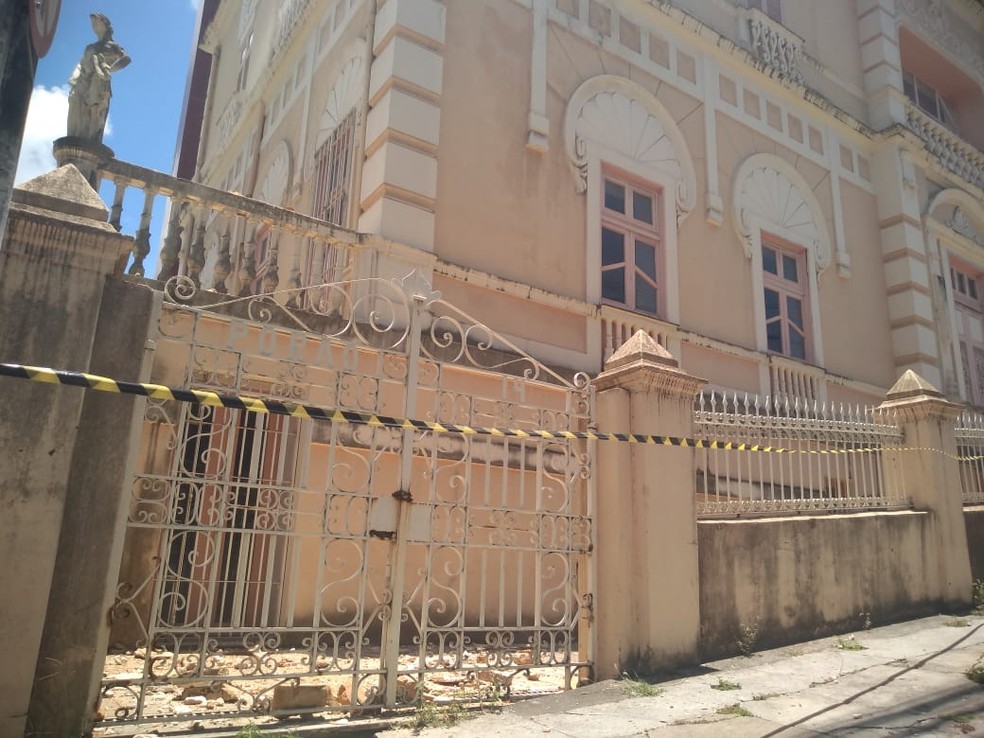 Prédio foi isolado após parte do teto ceder — Foto: Carolina Sanches/G1