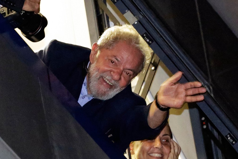 5 de abril â O ex-presidente Luiz InÃ¡cio Lula da Silva acena para apoiadores da janela do Sindicato dos MetalÃºrgicos de SÃ£o Paulo, em SÃ£o Bernardo do Campo. Lula se entregou Ã  PolÃ­cia Federal (PF) e foi preso na noite do dia 7, apÃ³s ficar dois dias na sede do sindicato â Foto: Nelson Antoine/AP