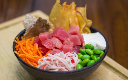 Poke de salmão e arroz japonês