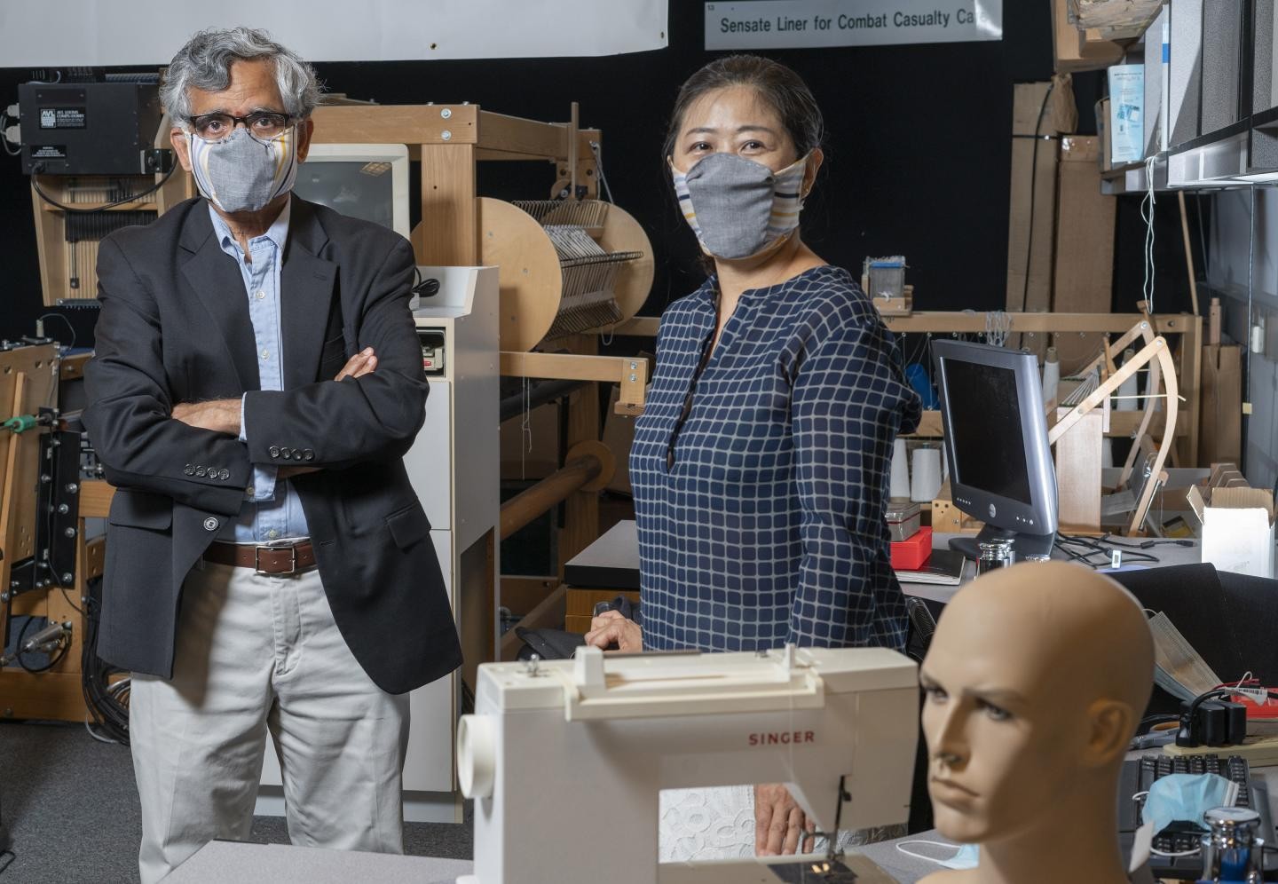 O professor Sundaresan Jayaraman e a cientista Sungmee Park, ambos do Instituto de Tecnologia da Georgia, usam os protótipos da máscara que desenvolveram (Foto: Christopher Moore/Georgia Tech)