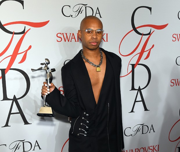 Shayne Oliver, vencedor da categoria Swarovski Award for Menswear (Foto: Getty Images)