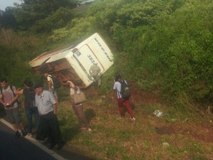 Acidente entre carro e ônibus deixa feridos (Foto: Roger Gritti)