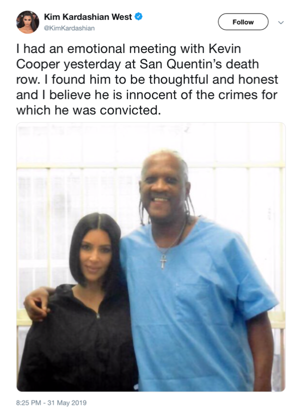 Kim Kardashian posa, em maio de 2019, com Kevin Cooper, condenado acusado de matar quatro vizinhos (Foto: Reprodução/Twitter)
