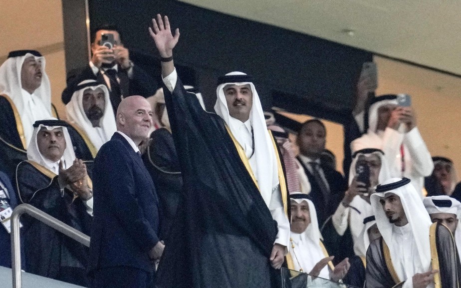 O emir do Qatar, Tamim bin Hamad, acena durante abertura da Copa 2022