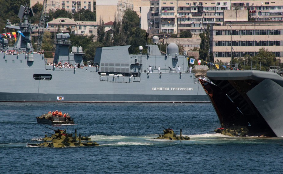 Marinha russa realiza manobras nos arredores de Sebastopol, maior cidade da Crimeia, em 2018