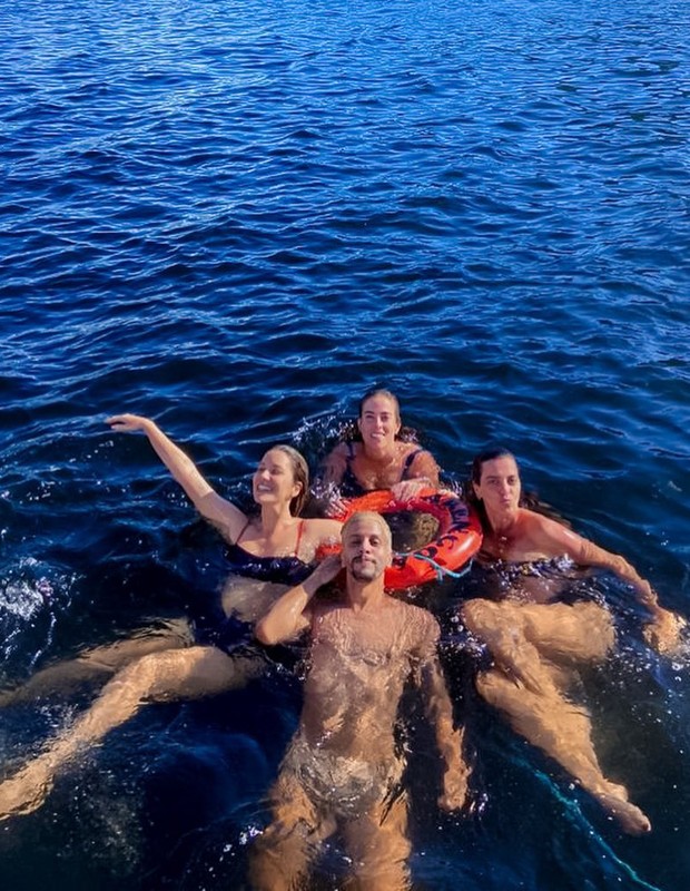 Nathalia Dill passeia de barco com amigos no Rio (Foto: Reprodução/Instagram )