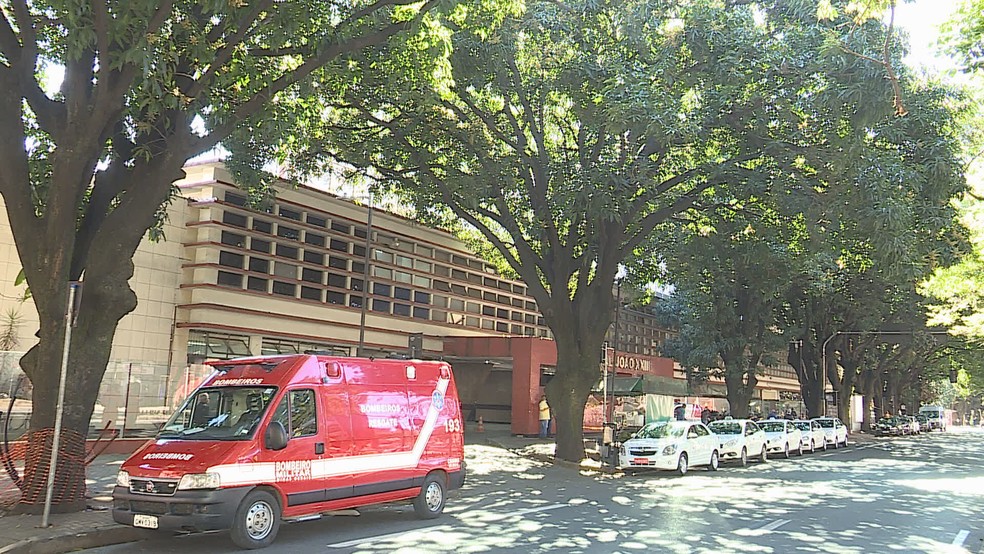 Mulher foi socorrida para o hospital João XXIII. — Foto: Reprodução/TV Globo