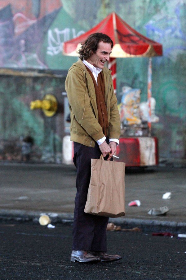 New York, NY  - A very thin and gaunt looking Joaquin Phoenix is seen for the first time on the set of "The Joker" filming in Manhattan's Harlem neighborhood.  The scene involved a clown in which Joaquin's character can be seen pulling off The joker's tra (Foto: BrosNYC / BACKGRID)