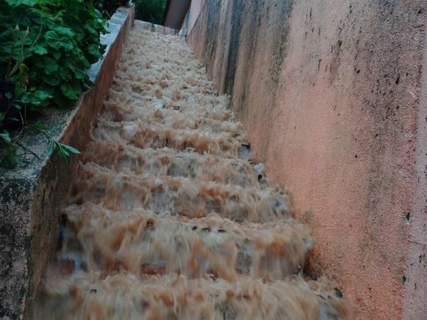 Escada de casa vira &#39;cachoeira&#39; de lama após fortes chuvas em Itapiranga (Foto: Elias Schneider/Portal Peperi)