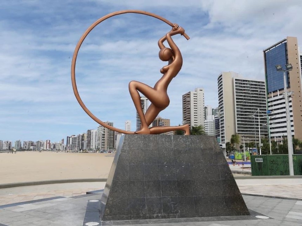 Estátua de Iracema Guardiã foi reinstalada nesta segunda-feira (11), em Fortaleza. — Foto: Divulgação/José Sarto