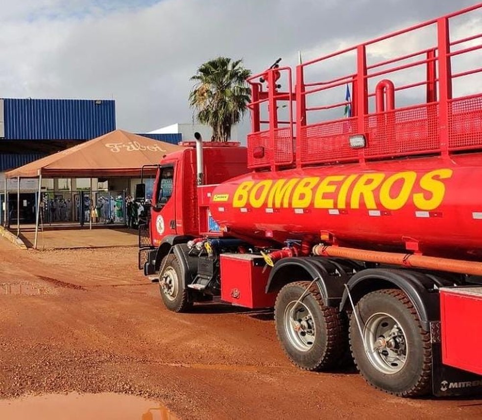Corpo de Bombeiros realizou trabalho de contenção do vazamento — Foto: Corpo de Bombeiros
