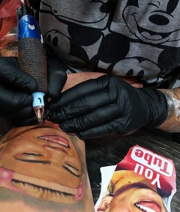Fa Tatua Rosto De Whindersson Nunes Na Perna E Divide Opinioes Revista Glamour Celebridades