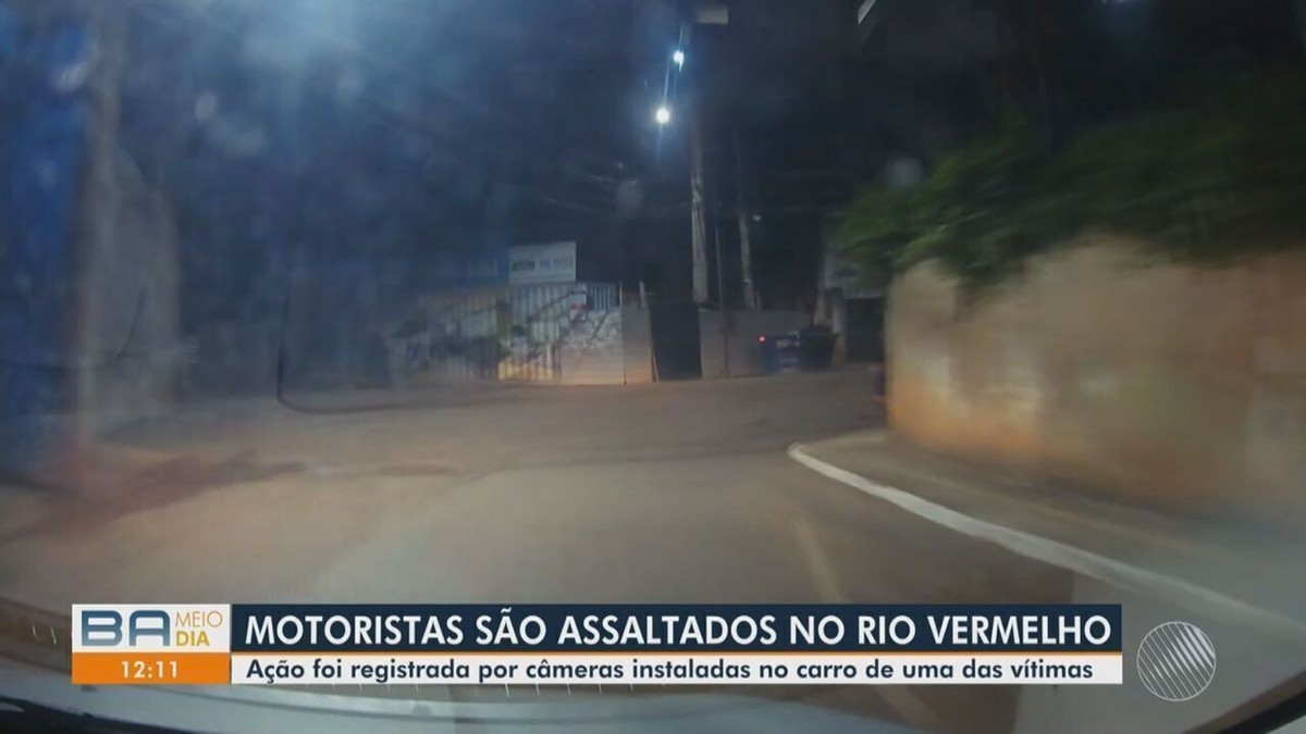 Homens armados abordam e assaltam motorista no Rio Vermelho, em Salvador; câmera interna de carro registra ação