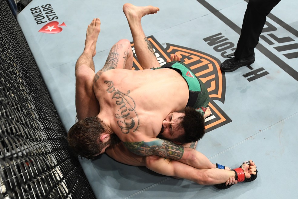 Michael Chiesa aplica a kimura com um só braço em Carlos Condit no UFC 232 — Foto: Getty Images