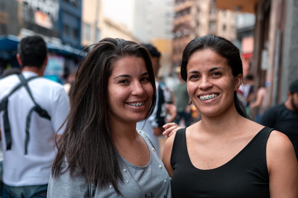 As irmãs Andressa (à esquerda) e Amanda dos Santos fazem compras na 25 de março para abastecer sua confecção — Foto: Marcelo Brandt/G1