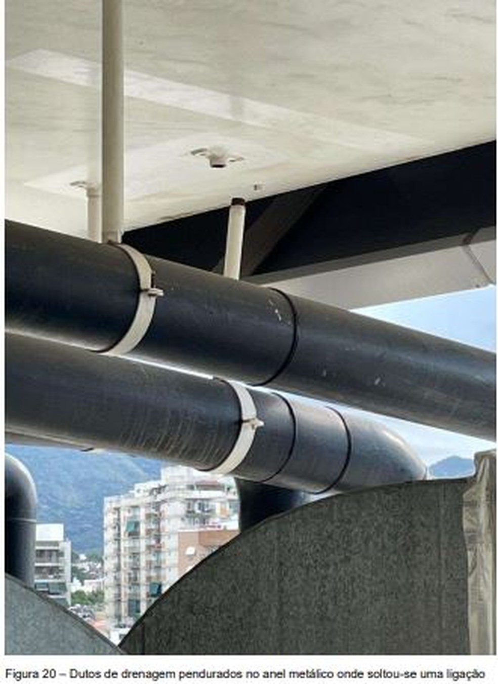 Parte de estrutura solta no teto do est&aacute;dio &mdash; Foto: Reprodu&ccedil;&atilde;o