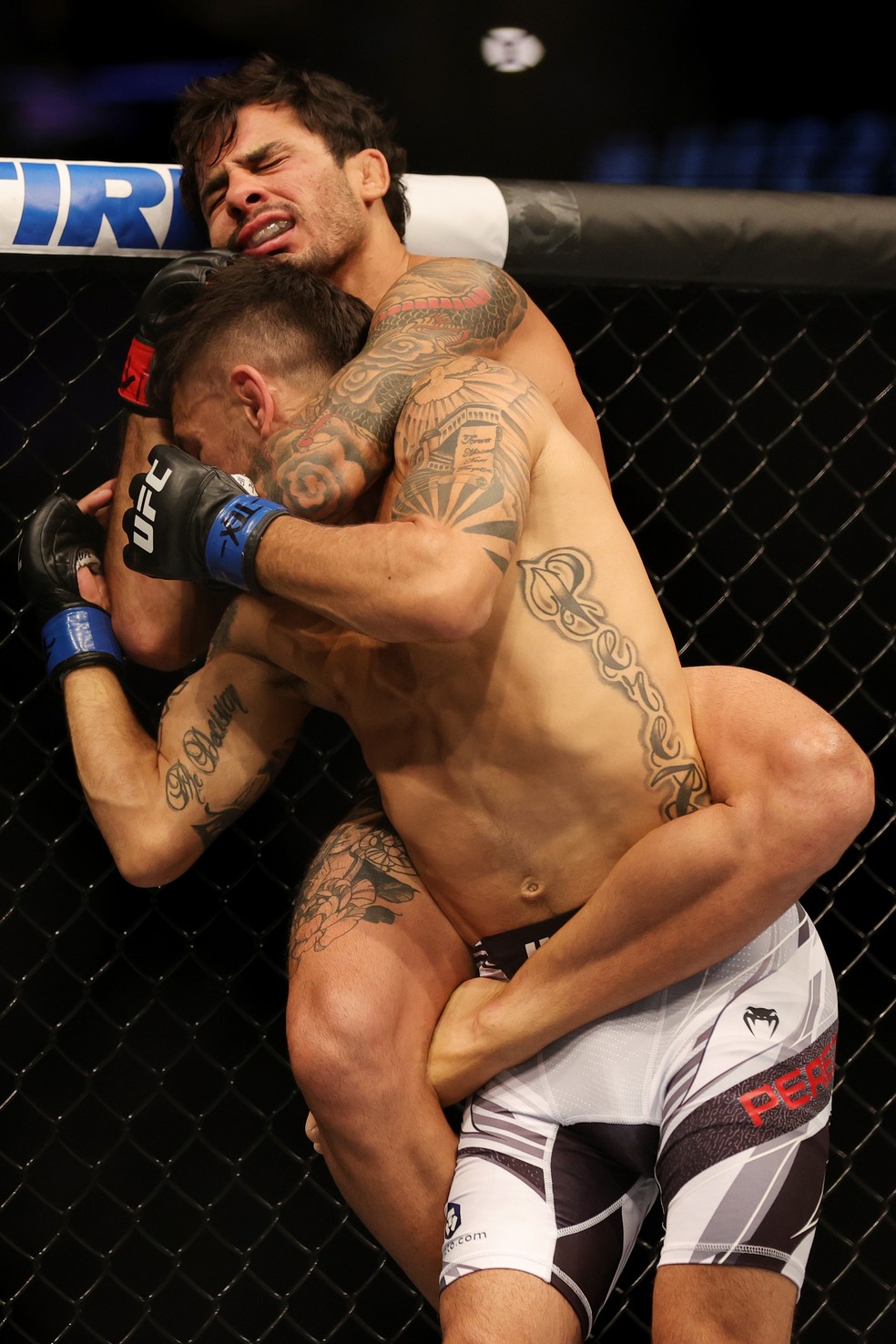 Alexandre Pantoja finaliza Alex Perez no UFC 277 — Foto: Getty Images
