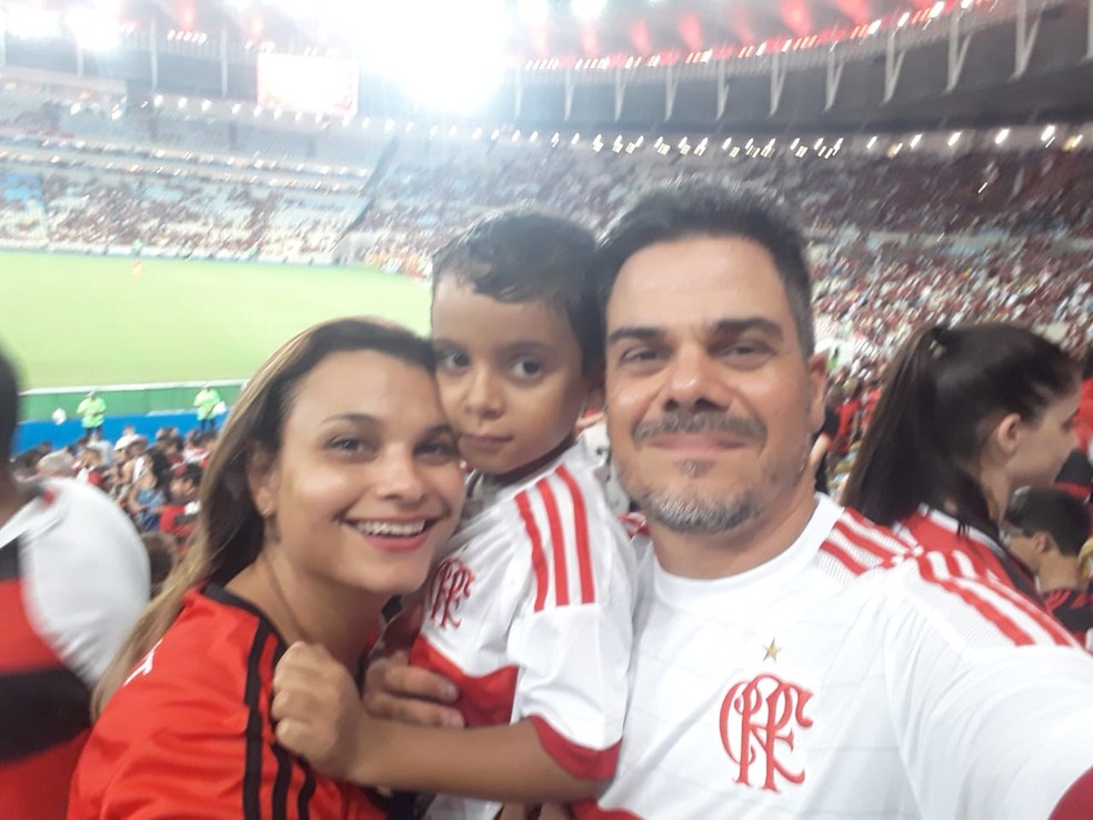 Felipe é sócio-torcedor e costuma ir ao Maracanã com a esposa Michelle e filho Eric — Foto: Arquivo Pessoal