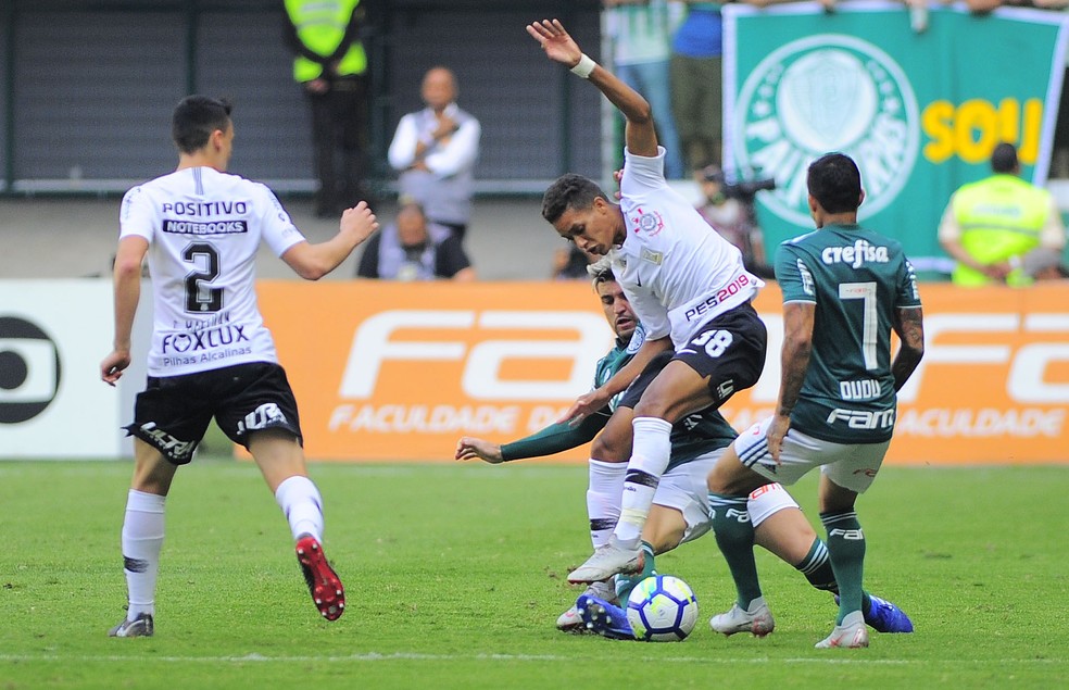 Mantuan (número 2) observa Pedrinho em Palmeiras x Corinthians: lateral saiu com dores (Foto: Marcos Ribolli)