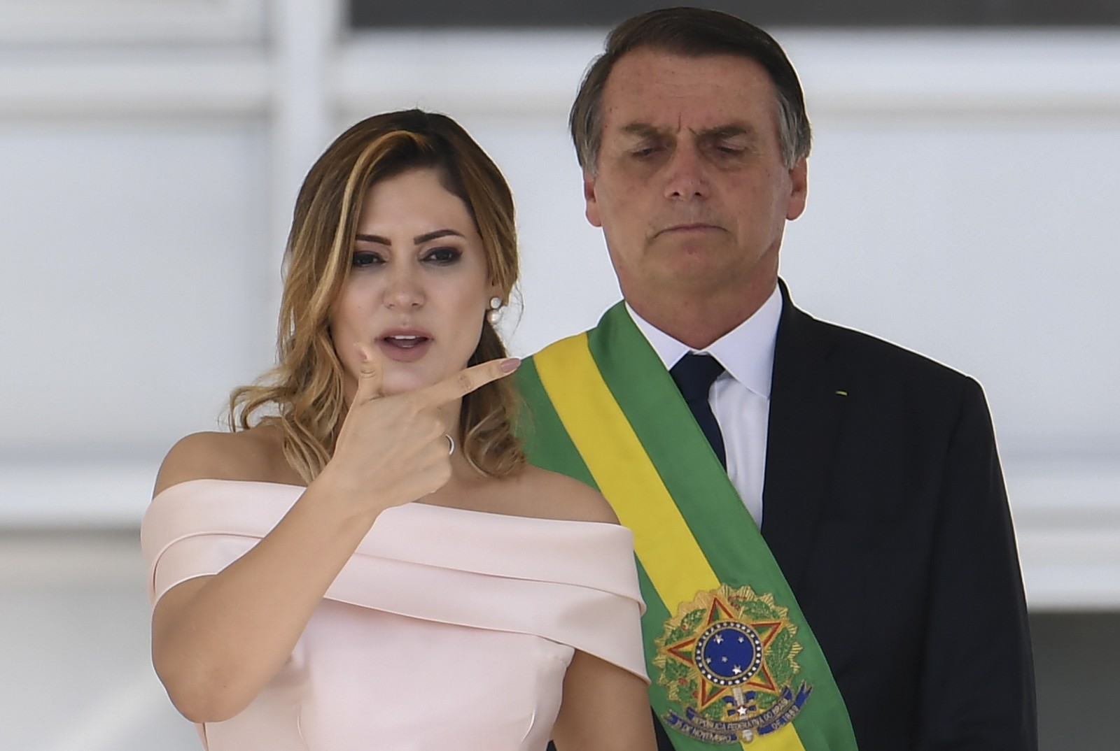 Michelle Bolsonaro discursa em libras diante do marido  — Foto: Evaristo Sá/AFP/01.01.2019