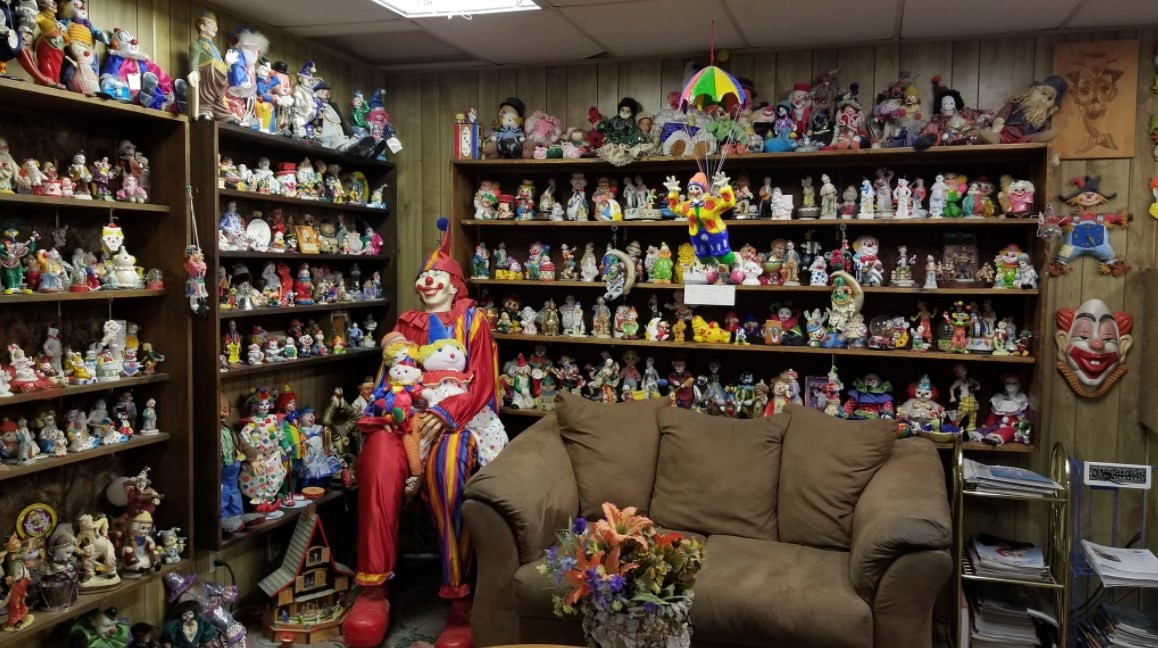 O dono do Clown Motel tem uma coleção de palhaços na entrada no local