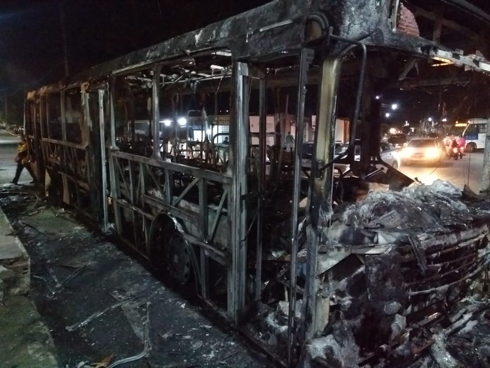 Ã”nibus que pegou fogo em SÃ£o GonÃ§alo do Amarante teve perda total â€” Foto: Acson Freitas/Inter TV Cabugi