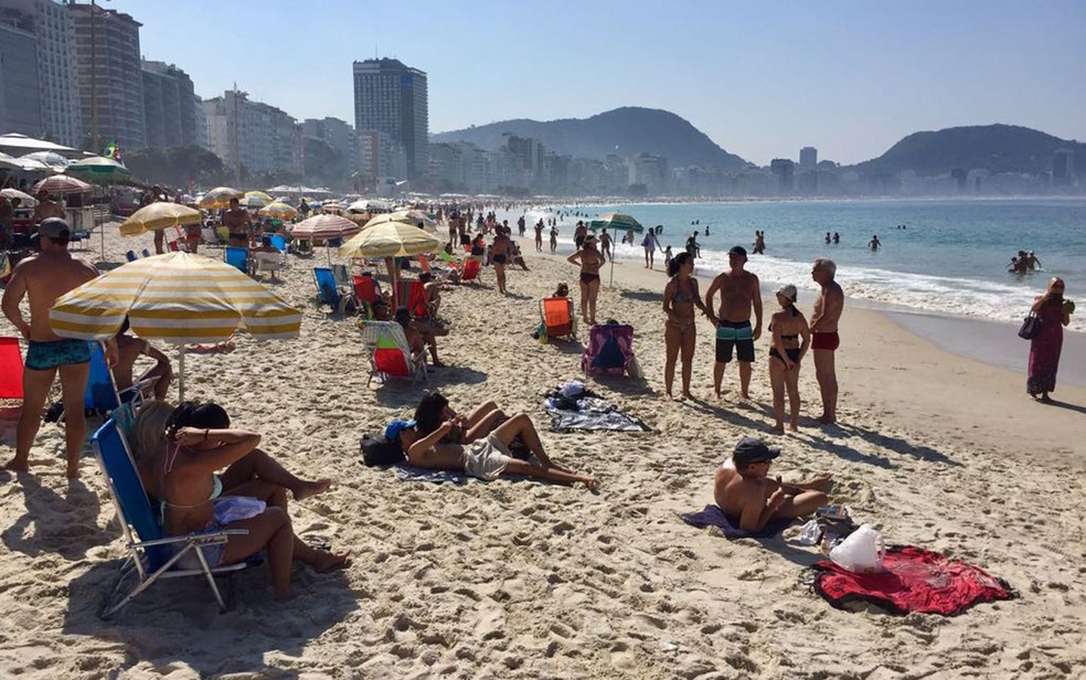 Praia ficou cheia para uma manhã de inverno  (Foto: José Raphael Berrêdo/G1)
