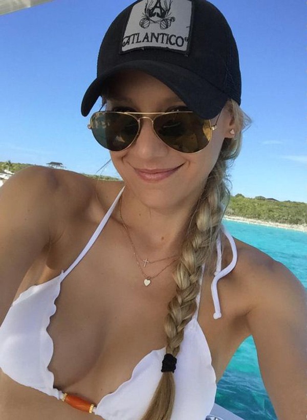 Anna Kournikova em clique de biquíni na praia  (Foto: Reprodução)