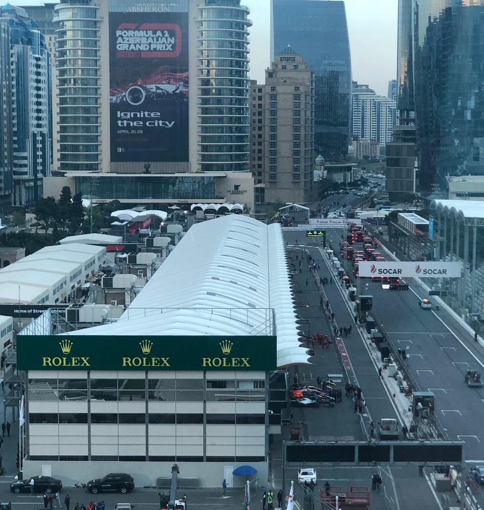 VisÃ£o da reta dos boxes do circuito de Baku desde a janela do apartamento do goleiro Wagner â€” Foto: ReproduÃ§Ã£o