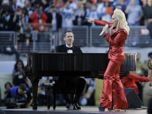 Lady Gaga sings the national anthem before the NFL Super Bowl 50 football game between the Denver Broncos and the Carolina Panthers, Sunday, Feb. 7, 2016, in Santa Clara, Calif. (AP Photo/Julie Jacobson) (Foto: Julie Jacobson/AP)