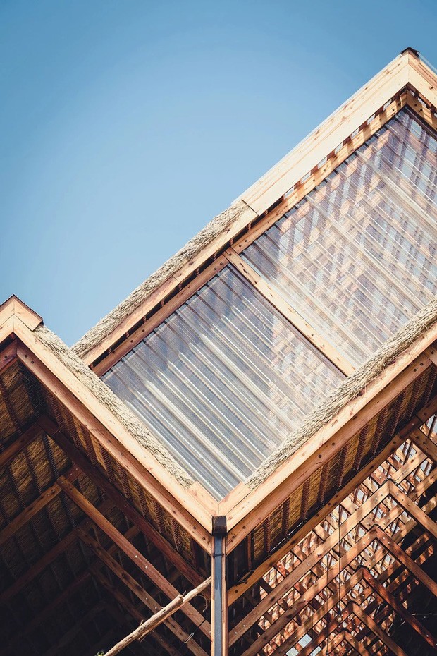 Madeira de reflorestamento é principal material na construção de prédio (Foto: Reprodução)