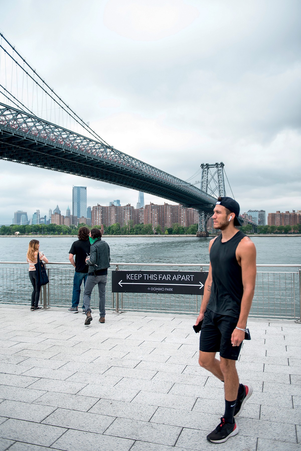 Nova York, 20 de junho de 2020 grades lembram a necessidade de distanciamento  no domino park, no Brooklyn (Foto: Paula Lobo)
