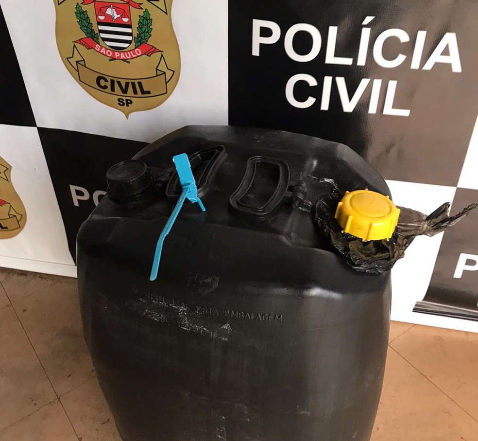 Galão de 50 litros com Lança Perfume encontrado em Piracicaba — Foto: Polícia Civil 