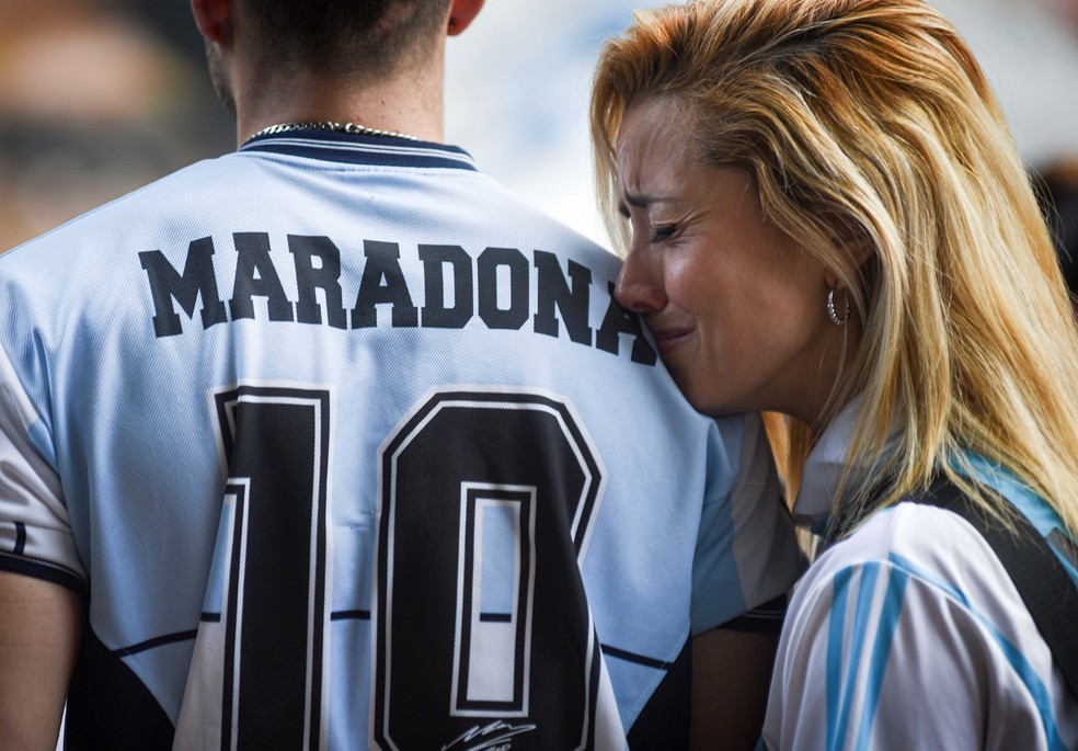 Torcida argentina chora a morte de Maradona — Foto: Reuters