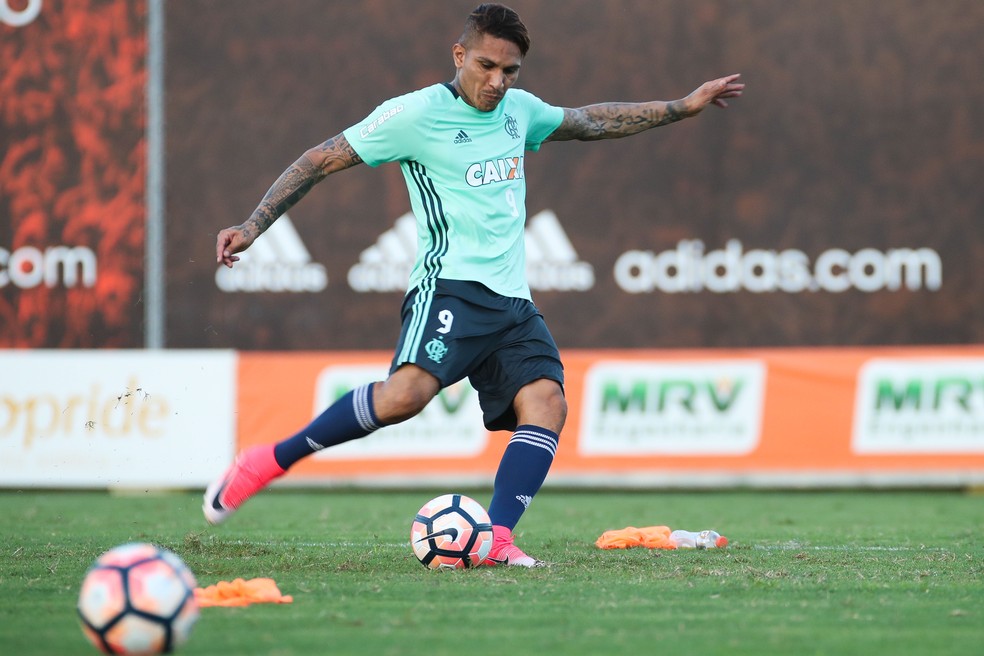 Guerrero treina finalizações na véspera da partida contra o Furacão (Foto: Gilvan de Souza / Flamengo)