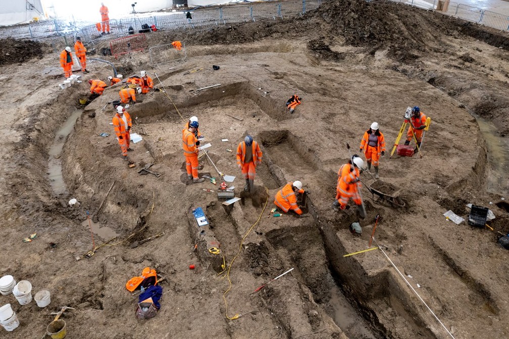 Arqueólogos do HS2 escavando artefatos romanos — Foto: Cortesia